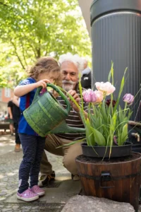 Gehweg-Regentonnen in der Fritschestraße – Kinder lieben sie (Foto: Benjamin Pritzkuleit)